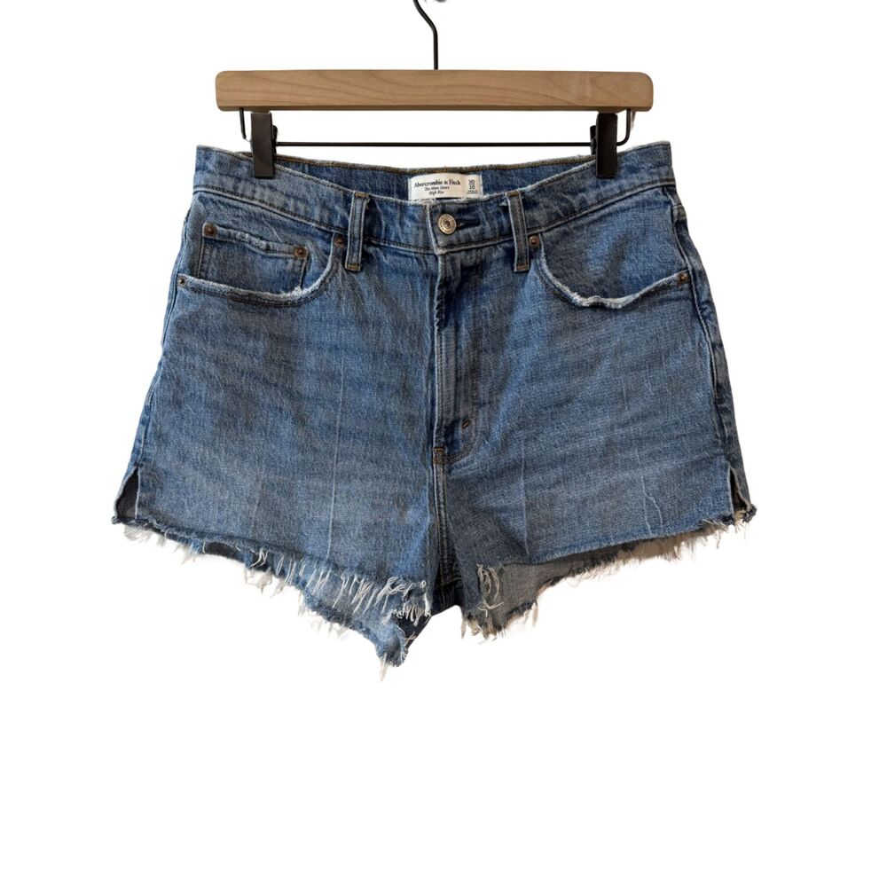 Abercrombie The Mom Short High Rise Cut Off Medium Wash Size 30/10 Curve Love